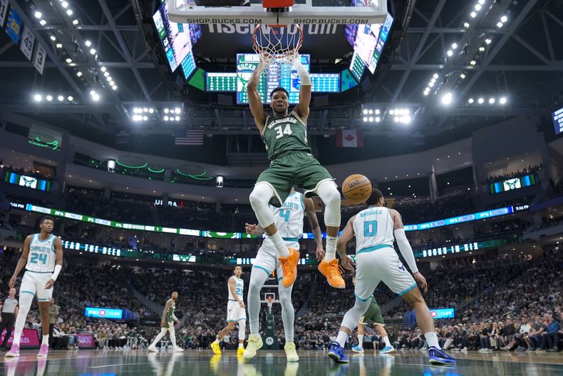 Giannis Antetokounmpo, de los Bucks de Milwaukee, realiza una clavada en el encuentro del martes 27 de febrero de 2024, antes los Hornets de Charlotte (AP Foto/Morry Gash)