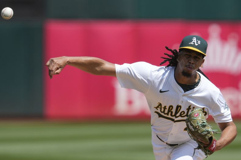 El dominicano Osvaldo Bido, de los Atléticos de Oakland, lanza en el juego del jueves 22 de agosto de 2024, ante los Rays de Tampa Bay (AP Foto/Godofredo A. Vásquez)