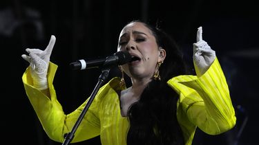 ARCHIVO - La cantautora mexicana Carla Morrison durante su presentación en el festival Vive Latino en la Ciudad de México el 18 de marzo de 2023. Morrison debutará en el Hollywood Bowl de Los Angeles el 12 de agosto. (Foto AP/Fernando Llano, archivo)