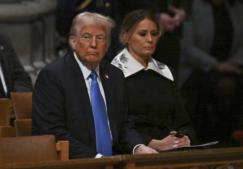 El presidente electo Donald Trump y su esposa Melania Trump previo a que empiece el funeral del expresidente Jimmy Carter, en la Catedral Nacional, en Washington, el jueves 9 de enero de 2025. (Ricky Carioti/The Washington Post via AP, Pool)