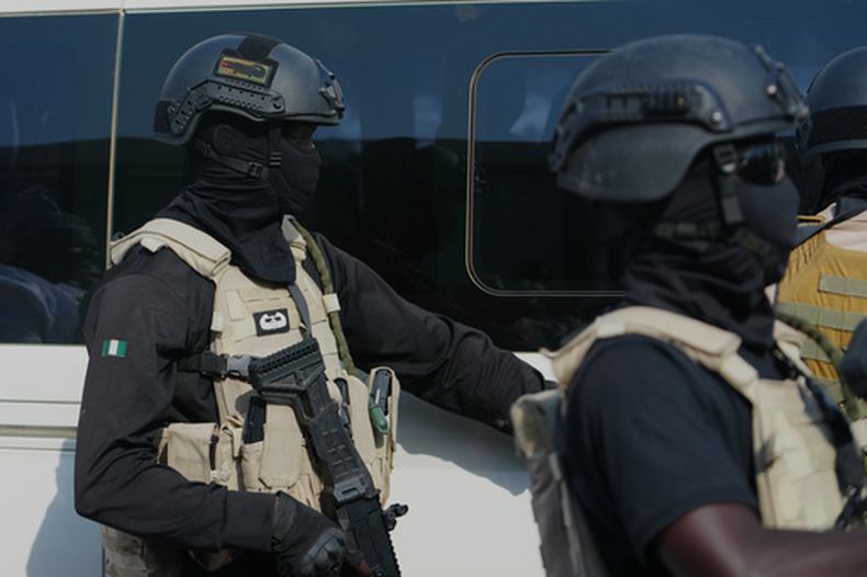 ARCHIVO - Efectivos del ejército de Nigeria realizan tareas de seguridad durante un evento en Minna, Nigeria, el 22 de diciembre de 2025. (AP Foto/Sunday Alamba, archivo)