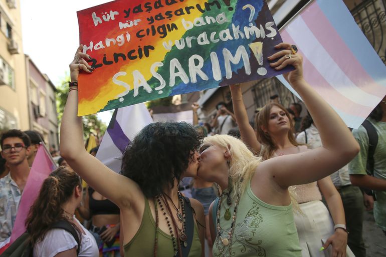 Liberan a activistas LGTBQ detenidos en Orgullo de Estambul