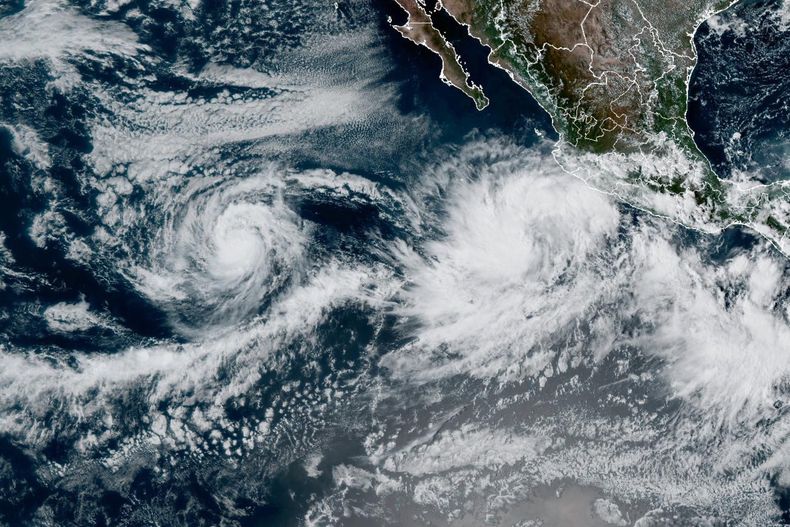 Esta imagen de satélite de la NOAA tomada a las 5:20 de la tarde, hora del este de Estados Unidos, del sábado 4 de octubre de 2025, muestra la tormenta tropical Priscilla en el Océano Pacífico este frente a la costa de México. (NOAA vía AP)