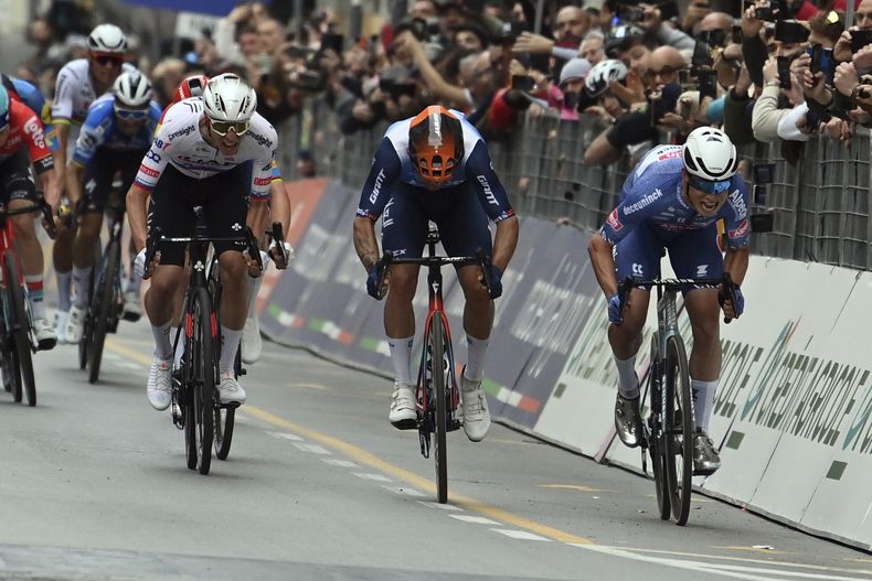 Jasper Philipsen (derecha) supera en el sprint a Michael Matthews (centro) y Tadej Pogacar para ganar la clásica de Milán-San Remo el sábado 16 de marzo de 2024. (Gian Mattia DAlberto/LaPresse vía AP)