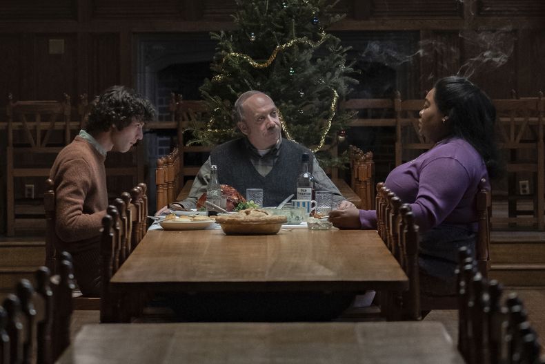 En esta imagen proporcionada por Focus Features, Dominic Sessa interpreta a Angus Tully, Paul Giamatti como Paul Hunham y DaVine Joy Randolph como Mary Lamb en una escena de The Holdovers. (Seacia Pavao/Focus Features vía AP)