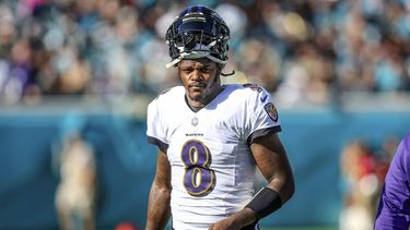 ARCHIVO - Lamar Jackson, quarterback de los Ravens de Baltimore, se dirige a la línea de banda tras solicitar una pausa en el partido dle 27 de noviembre de 2022, ante los Jaguars de Jacksonville (AP Foto/Gary McCullough, archivo)