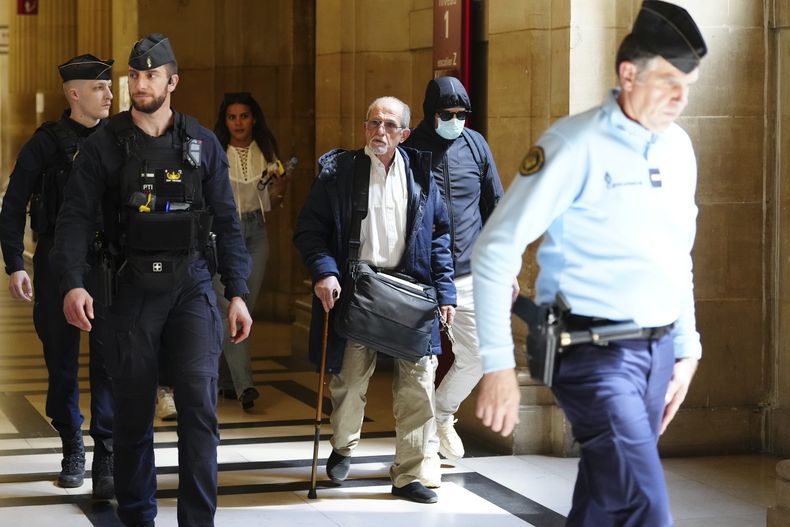 El acusado Aomar Aït Khedache, a la izquierda, uno de los hombres acusados del robo a mano armada de Kim Kardashian en 2016, llega al palacio de justicia el lunes 28 de abril de 2025 en París. (Foto AP/Aurelien Morissard)