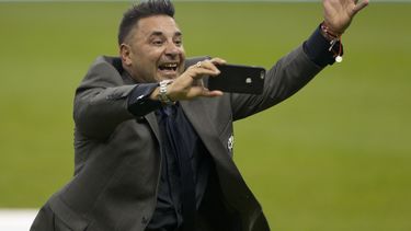 americateve | El t&eacute;cnico argentino del Am&eacute;rica, Antonio Mohamed, toma fotos con su celular tres coronarse campe&oacute;n en M&eacute;xico, el domingo 14 de diciembre de 2014 (AP Foto/Christian Palma)