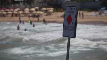 las olas rompientes en la costa norte fluctuan entre 8 y 9 pies de altura