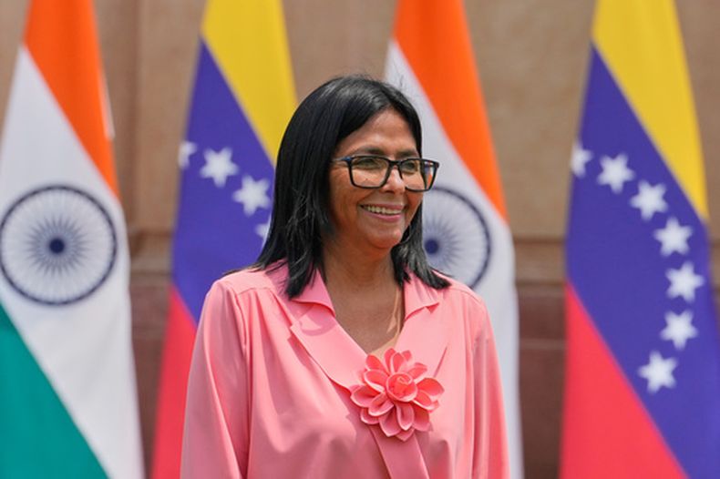 La presidenta encargada de Venezuela, Delcy Rodríguez, llega para una reunión con el primer ministro indio Narendra Modi en Nueva Delhi, India, el jueves 4 de junio de 2026. (Foto AP/Manish Swarup)