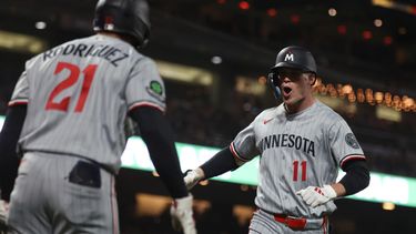 El jardinero de los Mellizos de Minnesota, Walker Jenkins (11), celebra con Emmanuel Rodríguez (21) tras conectar un cuadrangular durante la séptima entrada de un partido de béisbol contra los Gigantes de San Francisco, el 22 de septiembre de 2026, en San Francisco. (Foto AP/Jed Jacobsohn)