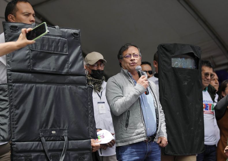 ARCHIVO - El candidato presidencial Gustavo Petro se dirige a sus seguidores en su mitin de cierre de campaña en Zipaquirá, Colombia, el 22 de mayo de 2022. (AP Foto/Fernando Vergara, Archivo)