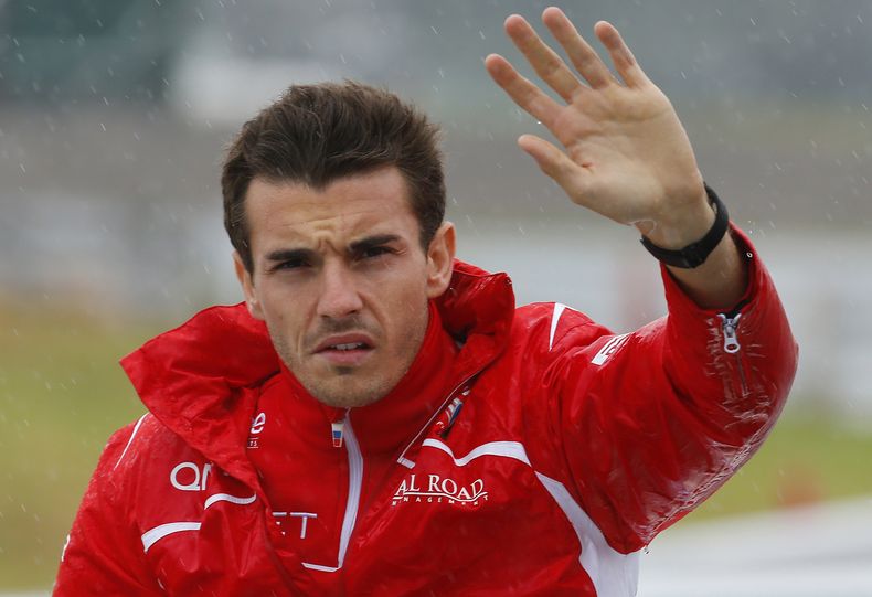 El piloto de Marussia, Jules Bianchi, saluda antes del GP de Jap&oacute;n el 5 de octubre de 2014 en Suzuka, Jap&oacute;n. Los padres de Bianchi dijeron el 19 de noviembre que el piloto despert&oacute; de un coma inducido en el que estaba tras chocar en l