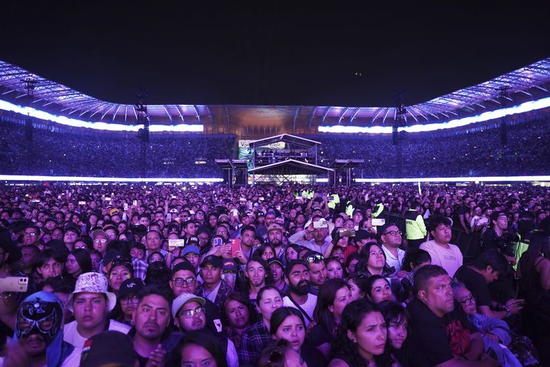 Fans escuchan a la banda mexicana Caifanes durante su presentación en la 25ª edición del festival de música Vive Latino en la Ciudad de México, el sábado 15 de marzo de 2025. (Foto AP/Aurea Del Rosario)