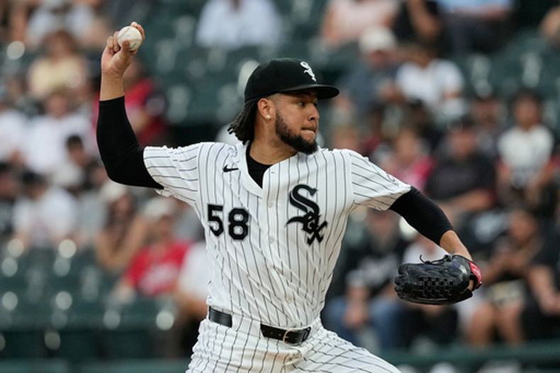 El dominicano Luis Castillo, abridor de los Medias Blancas de Chicago, lanza ante los Rojos de Cincinnati el miércoles 12 de agosto de 2026 (AP Foto/Nam Y. Huh)