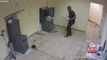 captado en camara un hombre que intento robar un atm en el barrio de allapattah