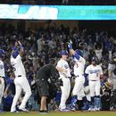 Chris Taylor (3), de los Dodgers de Los Ángeles, recibe la felicitación de David Peralta (6), James Outman (33) y Will Smith (16) tras sacudir un grand slam, ante sus rivales de los Medias Blancas de Chicago Yasmani Grandal (24), en el plato, y Miguel Rojas, en el sexto inning del juego de la MLB que enfrentó a ambos equipos, el 15 de junio de 2023, en Los Ángeles. (AP Foto/Mark J. Terrill)