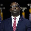ARCHIVO - El representante Jamaal Bowman, demócrata por Nueva York, escucha a otros colegas oradores antes de un mensaje del presidente Joe Biden en el lugar sobre el límite de la deuda en el Colegio Comunitario SUNY Westchester, en Valhalla, Nueva York, el miércoles 10 de mayo de 2023. (AP Foto/John Minchillo, Archivo)