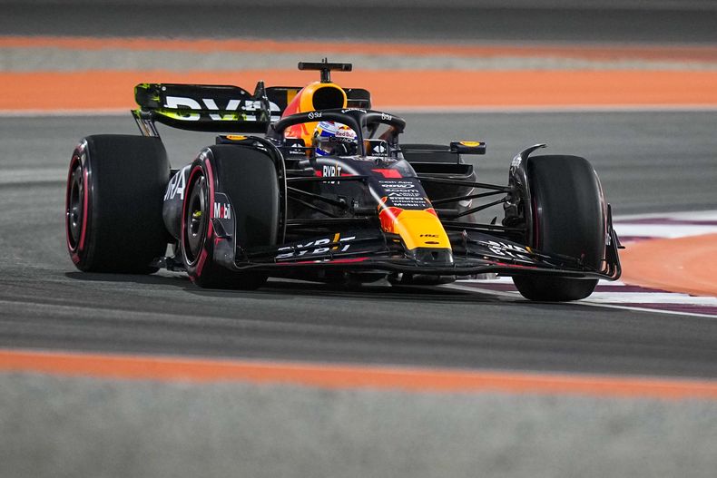 El piloto de Red Bull Max Verstappen de Holanda en acción durante la sesión de práctica antes del Gran Premio de Qatar de la Fórmula Uno el viernes 6 de octubre del 2023. (AP Foto/Ariel Schalit)