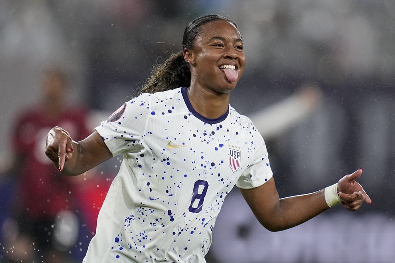 Jaedyn Shaw, de Estados Unidos, festeja luego de marcar ante Canadá en la semifinal de la Copa Oro femenina, el miércoles 6 de marzo de 2024 (AP Foto/Gregory Bull)