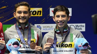 Los mexicanos Kevin Berlín y Randal Willars posan con sus medallas de bronce tras competir en la plataforma sincronizada de 10 metros en el Mundial de natación en Fukuoka, Japón, el lunes 16 de julio de 2023. (AP Foto/Lee Jin-man)