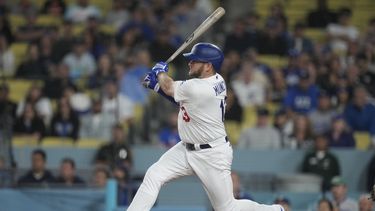 Max Muncy, de los Dodgers de Los Ángeles, pega un sencillo para definir el encuentro ante los Tigres de Detroit, el martes 19 de septiembre de 2023 (AP Foto/Ashley Landis)