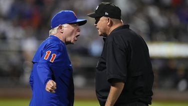 El manager Buck Showalter, de los Mets de Nueva York, discute con el umpire de primera base, Ron Kulpa, durante la octava entrada en el juego de béisbol en contra de los Cerveceros de Milwaukee, el miércoles 28 de junio de 2023, en Nueva York. (AP Foto/Frank Franklin II)