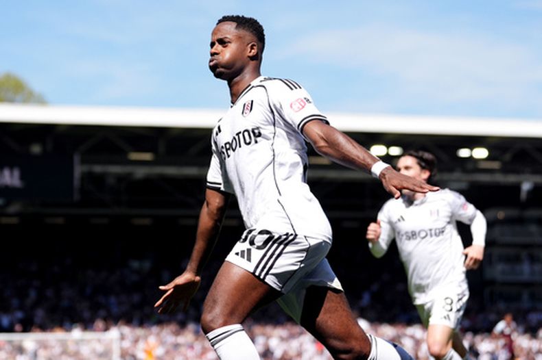 Ryan Sessegnon del Fulham celebra tras anotar en el encuentro de la Liga Premier ante el Aston Villa el sábado 25 de abril del 2026. (Ben Whitley/PA via AP)