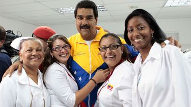 americateve | Cerca de cien palestinos, becados por el Gobierno venezolano para estudiar medicina en el país caribeño, partieron hoy en avión de Ammán a Caracas, un día más tarde de lo previsto por problemas en la frontera israelí