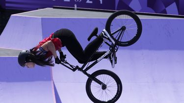 La chilena Macarena Pérez realiza una suerte en el BMX estilo libre, el martes 30 de julio de 2024, en los Juegos Olímpicos de París (AP Photo/Frank Franklin II)