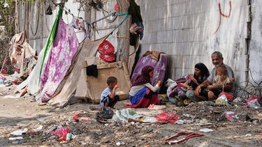 Una familia yemení desplazada se ve sentada en un refugio improvisado al lado de la calle en Adén, Yemen, el domingo 11 de octubre de 2026. (AP Foto/Abdulnasser Alseddik)