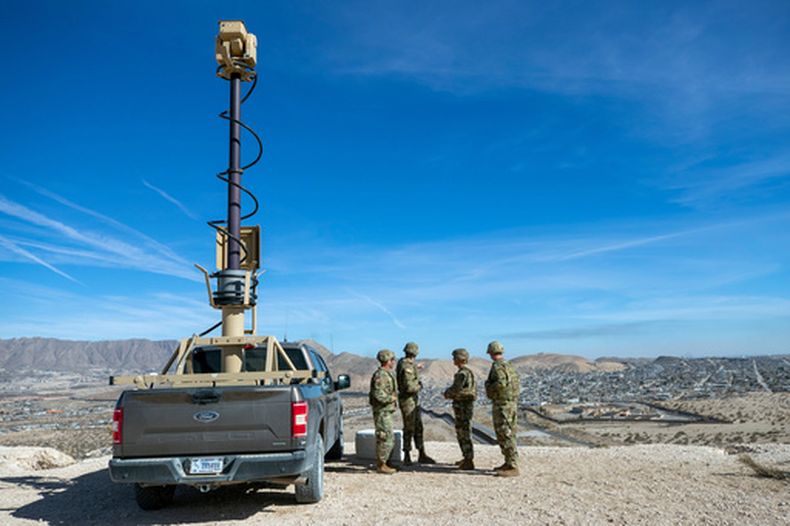 ARCHIVO – Soldados miran el muro fronterizo cerca de un vehículo de vigilancia durante la visita del secretario de Defensa Pete Hegseth a la frontera entre Estados Unidos y México, en Sunland Park, Nuevo México, el 3 de febrero de 2025. (AP Foto/Andres Leighton, Archivo)