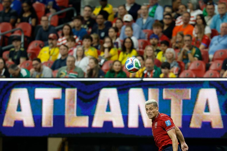 El checo Tomas Holes cabecea el balón durante el partido por el Grupo A del Mundial entre República Checa y Sudáfrica, el jueves 18 de junio de 2026, en Atlanta. (AP Foto/Erik S. Lesser)