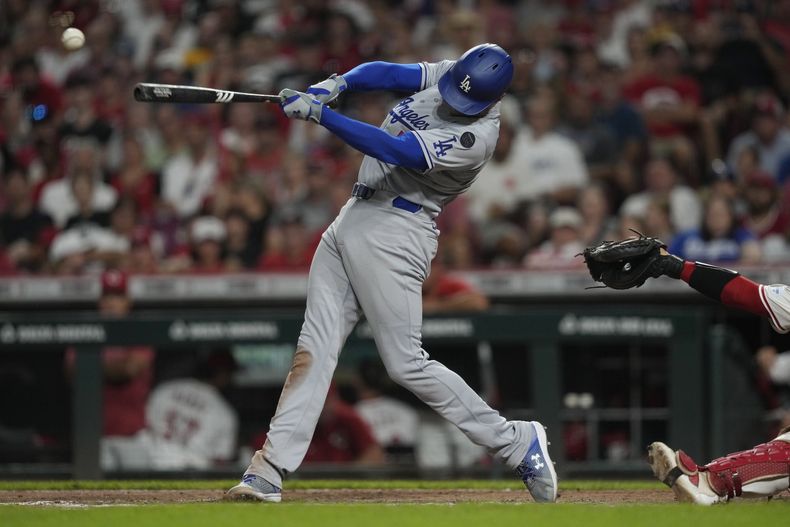 Freddie Freeman de los Dodgers de Los Ángeles batea un sencillo que llevó a la anotación de Mookie Betts en el encuentro ante los Rojos de Cincinnati el martes 29 de julio del 2025. (AP Foto/Carolyn Kaster)