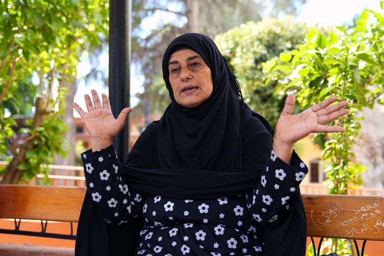 Ibtisem Dahabri, quien huyó del campamento de refugiados palestinos Ein el-Hilweh, en entrevista con AP en un centro administrado por la agencia de la ONU para refugiados palestinos en Sebline, al sur de of Beirut, el 20 de septiembre de 2023.. (Foto AP /Bilal Hussein)