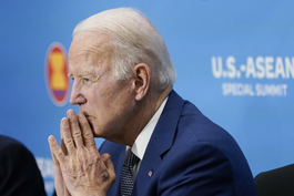 Biden se confunde y vuelve a llamar presidenta a Kamala Harris (VIDEO)
