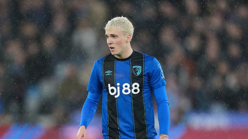 ARCHIVO - El lateral Alex Jiménez de Bournemouth durante el partido contra West Ham en la Liga Premier, el 21 de febrero de 2026, en Londres. (AP Foto/Dave Shopland)