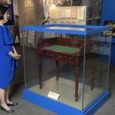 ARCHIVO - Luci Baines Johnson contempla el escritorio en la Biblioteca Presidencial LBJ, 16 de mayo de 2023, sobre el cual el presidente Lyndon B. Johnson firmó la Ley del Derecho al Voto el 6 de agosto de 1965. Preocupadas por el estado de la democracia en medio de la profunda polarización nacional, las entidades que sostienen 13 bibliotecas presidenciales que se remontan a la de Herbert Hoover exhortan a renovar el compromiso con los principios fundamentales del país, como el estado de derecho y el respeto a la diversidad de creencias. (AP Foto/Stephen Spillman, File)
