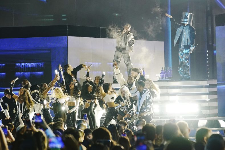 ARCHIVO - Manuel Turizo y Marshmello durante su presentación en los Premios Billboard de la Música Latina el jueves 5 de octubre de 2023, en Coral Gables, Florida. Marshmello lanzó su álbum Sugar Papi el 3 de noviembre de 2023. (Foto AP/Marta Lavandier, archivo)