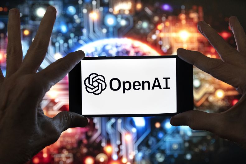 El logo de OpenAI en un teléfono celular en Boston el 8 de diciembre del 2023. (AP foto/Michael Dwyer)