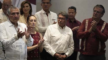 Cuatro de los seis aspirantes a la candidatura presidencial por el partido gobernante Morena _de izquierda a derecha, el secretario de Gobernación Adán Augusto López; la jefa de gobierno de la Ciudad de México, Claudia Sheinbaum; el senador Ricardo Monreal; y el secretario de Relaciones Exteriores, Marcelo Ebrard_ aplauden el domingo 11 de junio de 2023 durante una conferencia de prensa en un hotel de la Ciudad de México. (AP Foto/Fernando Llano)