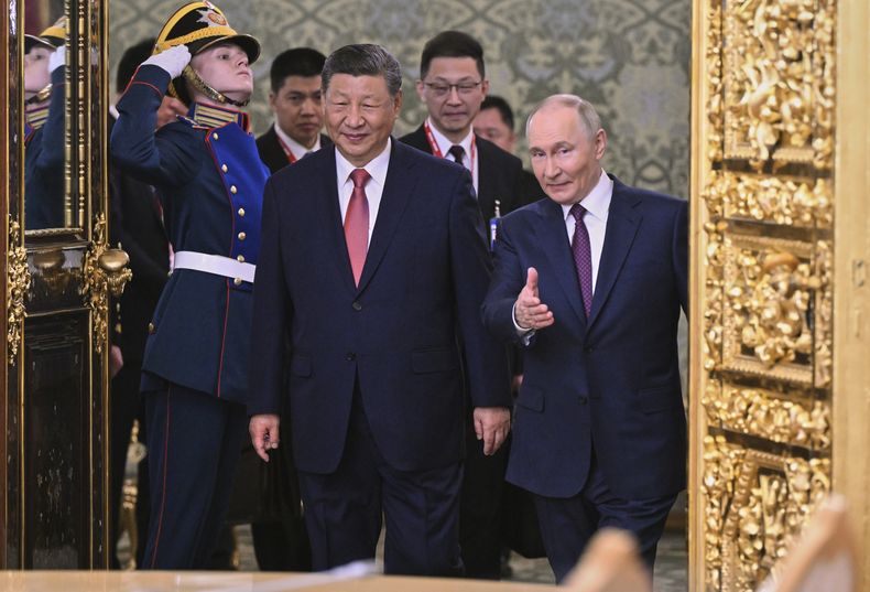 El presidente de Rusia, Vladímir Putin (derecha), recibe a su homólogo chino, Xi Jinping, en el Kremlin, en Moscú, el 8 de mayo de 2025. (Alexei Danichev/Photo host agency RIA Novosti via AP)