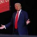 El presidente Donald Trump llega para hablar en un homenaje al activista conservador Charlie Kirk, el domingo 21 de septiembre de 2025, en el State Farm Stadium en Glendale, Arizona. (Foto AP/Julia Demaree Nikhinson)