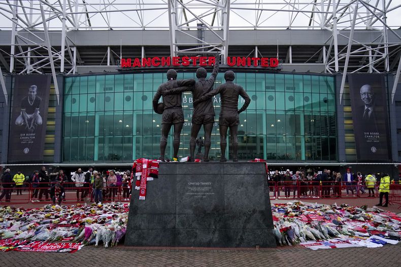 En foto del 24 de octubre del 2023, la estatua de los grandes del Manchester United George Best, Denis Law y Sir Bobby Charlton antes del encuentro de la Liga de Campeones ante el Copenhague. (AP Foto/Dave Thompson)