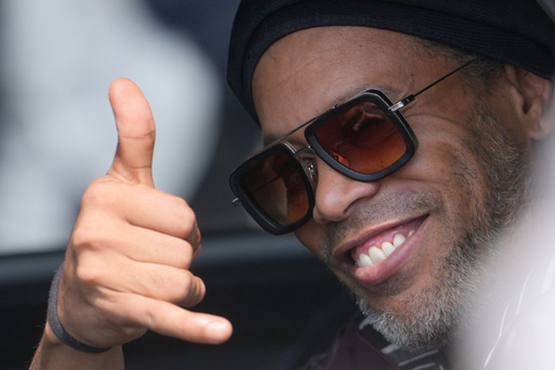 El exastro del fútbol Ronaldinho llega al aeropuerto antes de la presentación del equipo de la Serie C de Rávena 2026, uniéndose al club como entrenador técnico y para jugar en un partido en Rávena, Italia, el jueves 20 de agosto de 2026. (Foto AP/Luca Bruno)