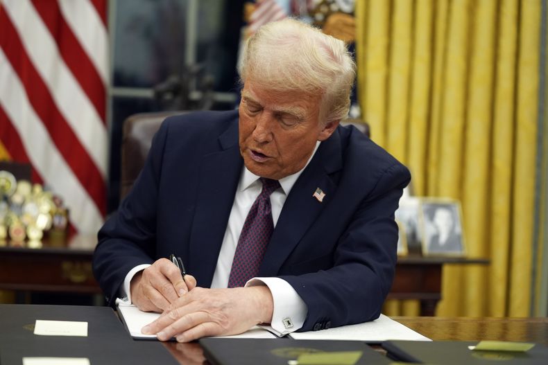 El presidente de EEUU, Donald Trump, firma órdenes ejecutivas en el Despacho Oval de la Casa Blanca el lunes 20 de enero de 2025 en Washington. (AP Foto/Evan Vucci)