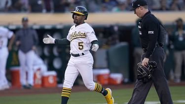 Tony Kemp destaca al bate y Atléticos superan a Astros 7-5