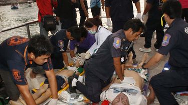 americateve | Rescatistas audioian a los turistas cuando un ferry se accident&oacute; en un atracadero de Pattaya, en el sureste de Tailand&iacute;a, el domingo 3 de noviembre de 2013. Seis turistas, entre ellos dos rusos y un chino, perecieron cuando un ferry sobrecar
