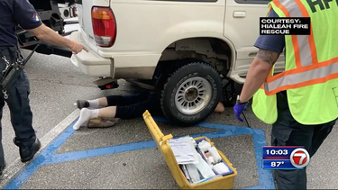 hombre es rescatado tras quedar atrapado debajo de su carro en una plaza comercial de hialeah
