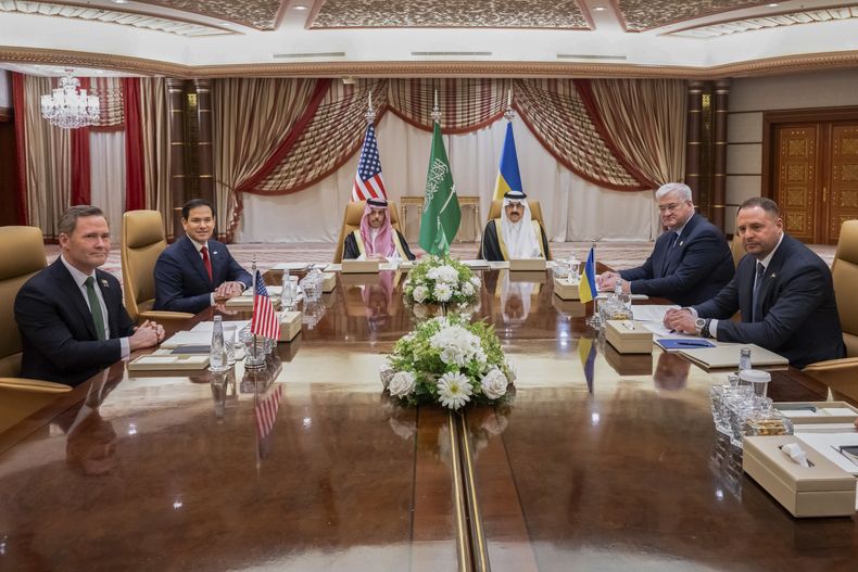 De izquierda a derecha, el asesor de Seguridad Nacional de Estados Unidos, Mike Waltz; el secretario de Estado de Estados Unidos, Marco Rubio; el ministro de Exteriores de Arabia Saudí, príncipe Prince Faisal bin Farhan; el asesor de Seguridad Nacional saudí, Mosaad bin Mohammad al-Aiban; el ministro de Exteriores de Ucrania, Andrii Sybiha, y el director de la oficina presidencial de Ucrania, Andriy Yermak, durante una reunión en Yeda, Arabia Saudí, el 11 de marzo de 2025. (Saul Loeb/Pool Foto vía AP)